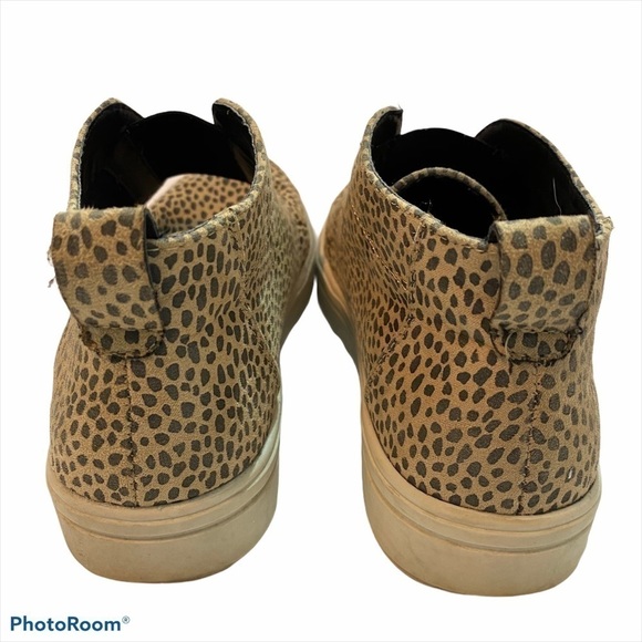 Universal Threads Lilian Leopard print sneakers - Picture 6 of 10